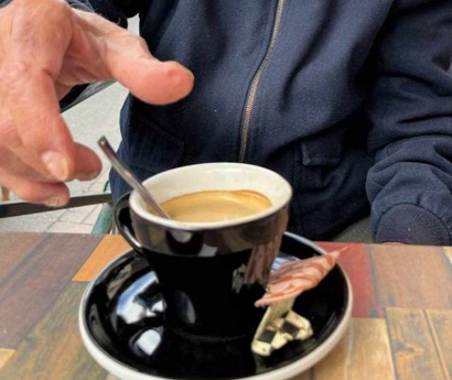 Partage autour d’un café au Café Solidaire
